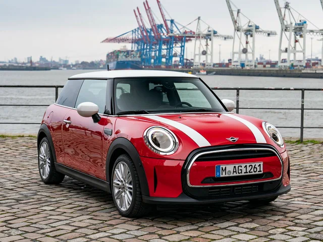Фото MINI Hatch 3-door III (F55/F56) Рестайлинг 2