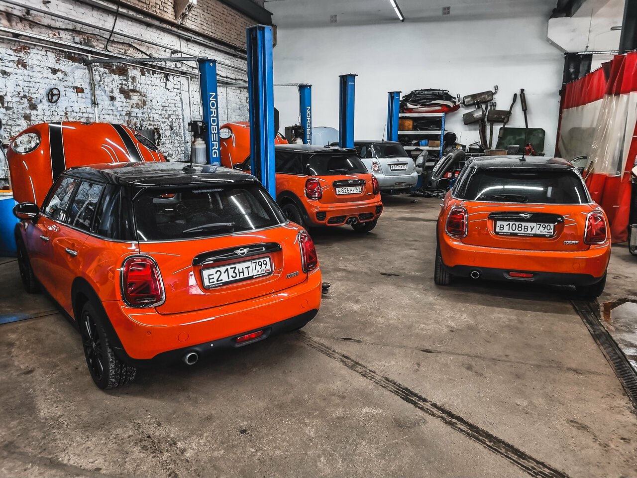 Ремонтный зал MiniGarage с автомобилями MINI
